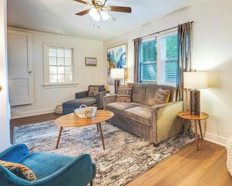 Springfield Home with Yard 3 Mi to Downtown! - Springfield - Living room