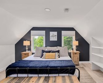 Cozy Winter Cottage | Ski Stowe | Hot Tub | Private Deck - Stowe - Bedroom