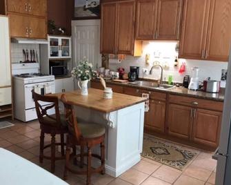 Centrally located, completely remodeled Full Apt unit - Davenport - Kitchen