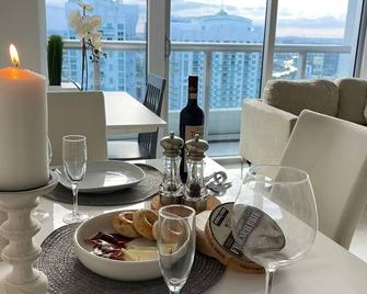High Floor Icon Brickell Bay & Pool View 5 Star Spa - Miami - Restaurant