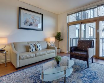 Spacious, Downtown Location – great for work and relaxing! - Portland - Living room