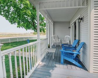 A Wave From It All - Cottage at Harbor Village - Manistee - Balcony
