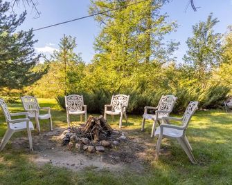 'Home Away From Home' nestled into five private acres on an all sports lake! - Harrison - Patio