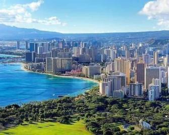 Waikiki Banyan High Level Condo with Private Lanai condo - Honolulu - Outdoor view