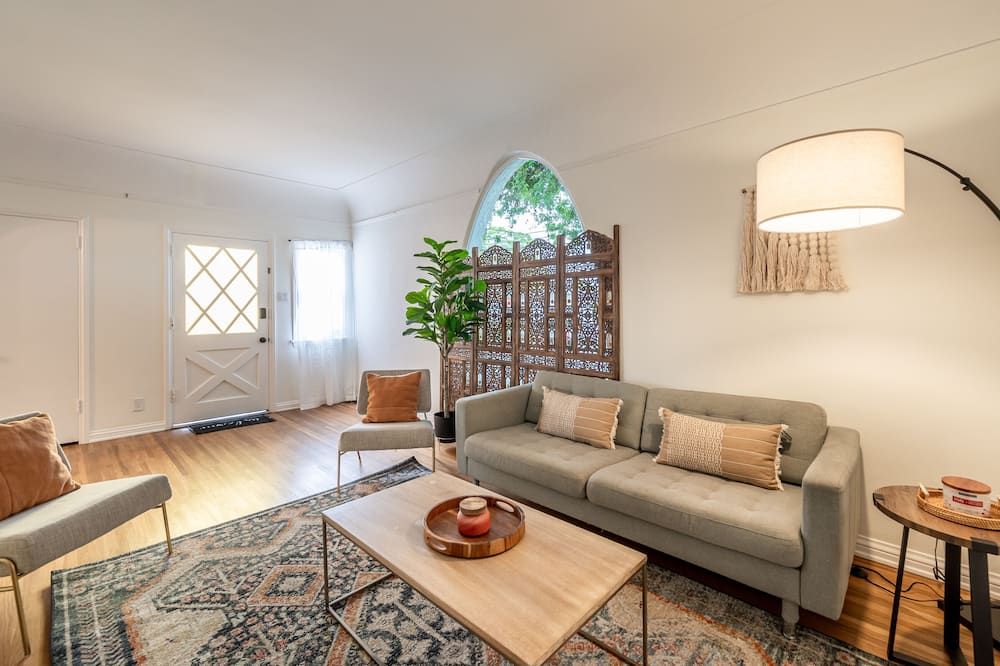 Family Friendly Spanish Villa w/ Beach Amenities and Free Parking! - لونغ بيتش - غرفة معيشة