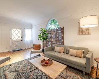 Family Friendly Spanish Villa w/ Beach Amenities and Free Parking! - Long Beach - Living room