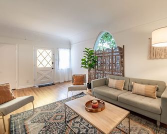 Family Friendly Spanish Villa w/ Beach Amenities and Free Parking! - Long Beach - Salon