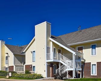Great Offer In Cleveland! 4 Comfortable Units W/ Kitchen, Free Parking! - Middleburg Heights - Bygning