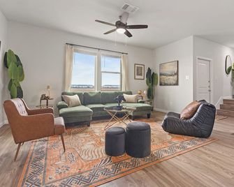Spacious 3BR Retreat w Backyard & Dining Lounge - Lockhart - Wohnzimmer