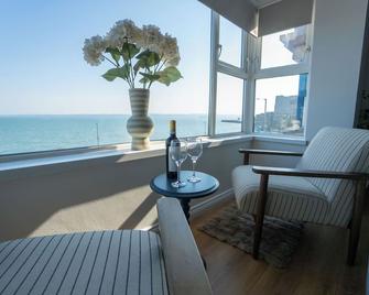 Ocean front 2-bed penthouse apartment in Carrickfergus with stunning views. - Carrickfergus - Balcony