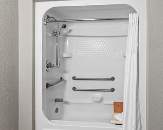 Motel 6 Killeen, TX - קילין - חדר רחצה