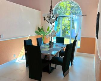 Spacious 4-bedroom house in brilliant Coral Springs with AC - Coral Springs - Dining room