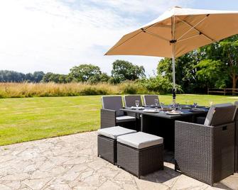 Idyllic 3 Bed Country Cottage - West Wittering - Patio