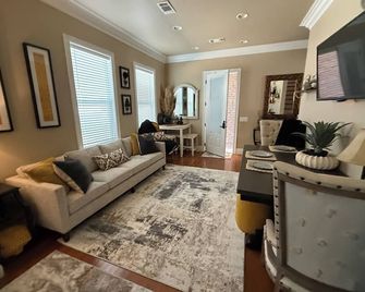 Lake View Prime Location, Community Dock w swim ladders, covered boat slip, - Winchester - Living room