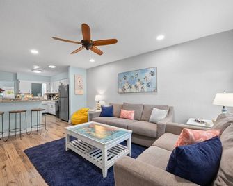 Beachside Getaway | King Bedpet Friendlyfirepit - Cocoa Beach - Living room