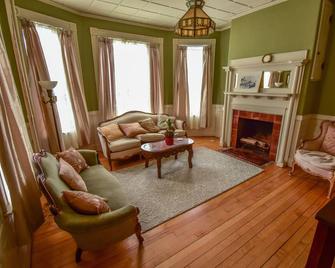 The Gregory House in Southern Maine close to many beaches & popular destinations - Saco - Living room