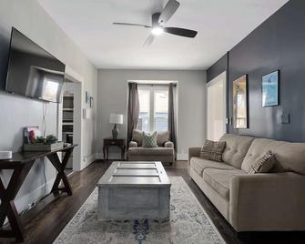 3br Home|familystay|walkable To Dt Ls+shops - Lee’s Summit - Wohnzimmer
