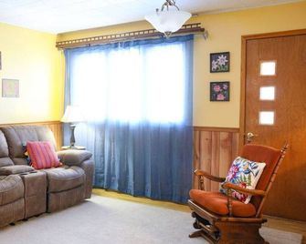 Circle H Farmhouse Retreat - Miles City - Wohnzimmer