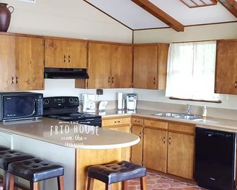 Riverfront! - The Frio House - Riverfront Property On The Frio River - Leakey - Kitchen