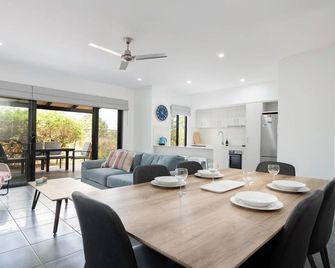 Coastal Haven at Sanctuary Resort - Cable Beach - Essbereich