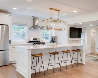 Modern cozy residential home local experience - Louisville - Kitchen