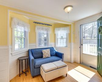 2 Mi to Coastline Wellfleet Gem with Deck and Grill - Wellfleet - Living room
