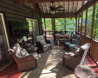 Newly furnished 3 bedroom 2 bath on the lake with covered dock - Lavonia