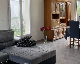 Quiet 4-bedroom house with garden and garage near Troyes and factory outlets. - Rosières-près-Troyes - Living room