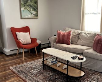 Cozy 1-bedroom apartment, water views in wonderful New Haven with WiFi, AC - New Haven - Living room