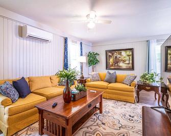 Roomy and comfortable space to relax in privacy. - Madison - Olohuone