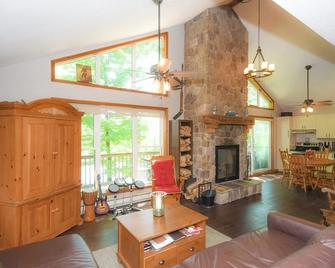 4 Seasons waterfront retreat for rent on a beautiful lake - 3 bedrooms - Gracefield - Living room