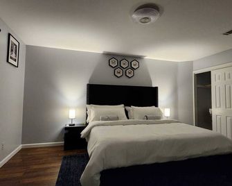 complete privacy vacation home [private pool] - Newburgh - Bedroom