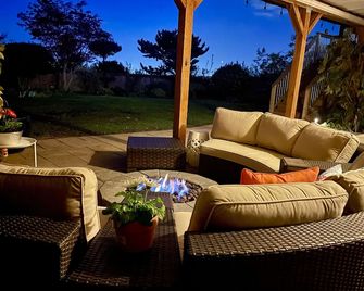 West Seattle Villa - Daylight Basement With Fire Pit And Private Entrance - Seattle - Patio