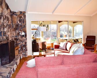 Serene lake house in Lands End - Lakeport - Building