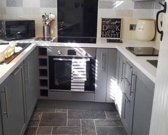 Kingfisher Riverside Cottage - Bewdley - Kitchen