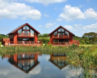 Swallow Lodge with Hot Tub, dogs welcome sleeps 8, Great resort Facilities - Padstow - Bâtiment