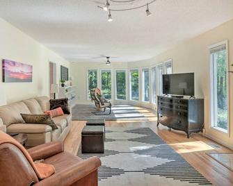 Charming Central Home Near Golfing and Hiking - Central - Living room
