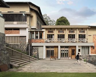 Mountain Home Lodge in Deer Park - Nara - Edificio