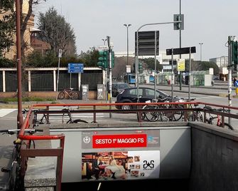 grazioso bilocale a 100 MT dalla metropolitana - Sesto San Giovanni - Restaurant