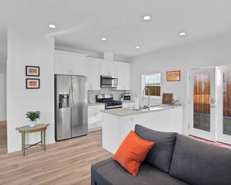 2 bed 2 bath Bungalow - لونغ بيتش - مطبخ