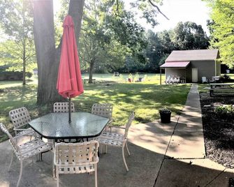 Walk to beach & marina! Beautiful, luxury family retreat - Farmhouse Cottage - Holland - Patio