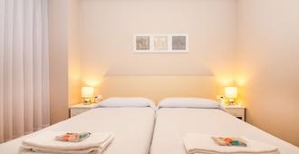 Gestión de Alojamientos Rooms - Guest House - Pamplona - Bedroom