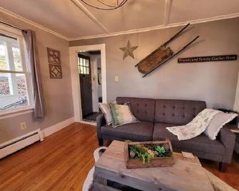 Endearing cottage in the Berkshires, walking distance to downtown and Mass MoCA. - North Adams - Wohnzimmer