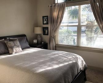 4 bdrm home, sleeps 8, with swim spa minutes from Hayward Field, wineries, golf. - Creswell - Bedroom