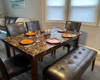 Well-equipped, renovated 3 Bedroom with Game Room - Farmington - Dining room