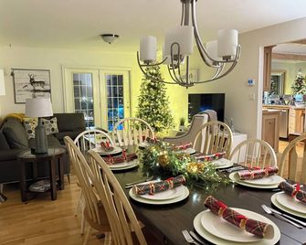Christmas, New Years & Winter Rental Available @ Muskoka Waterfront Cottage! - Dwight - Dining room