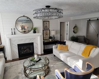 Fabulous multi family home next to the Cardston Temple, 30 minutes from Waterton - Cardston - Living room
