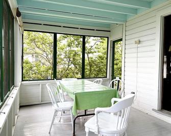 1930s Waterfront Cottage on Tuttle's Point - Guilford - Dining room