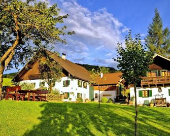 Apartment Mondsee - apartment on the farm 'Margarethengut' am Attersee - Unterach - Building