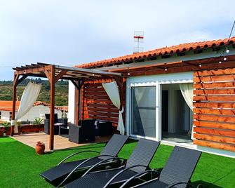 Salonikiou Beach Apartments & Villas\nDeluxe Penthouse Junior Suite - Salonikiou - Patio